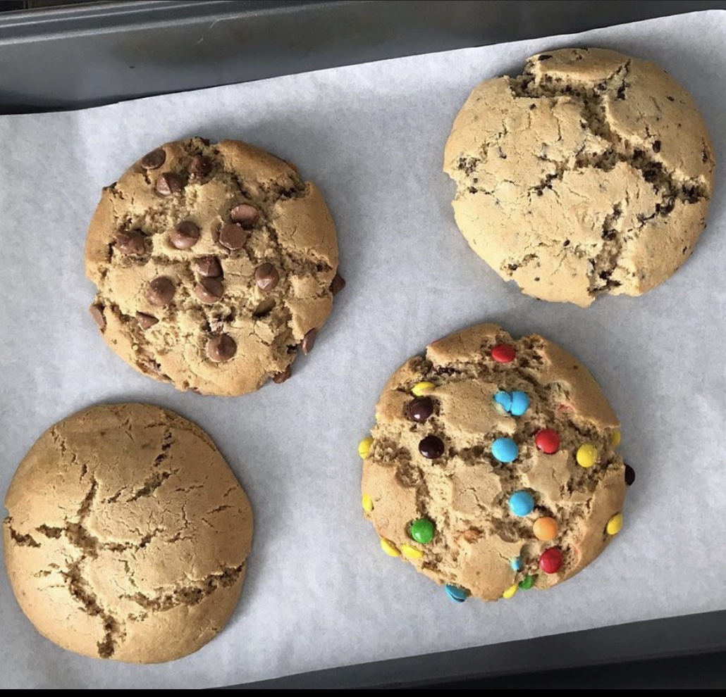Cookies recém-saídos do forno em assadeira